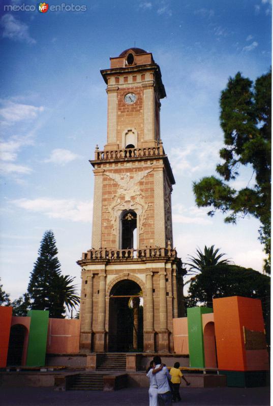 Reloj monumental en la plaza central de Tecozautla, Hidalgo