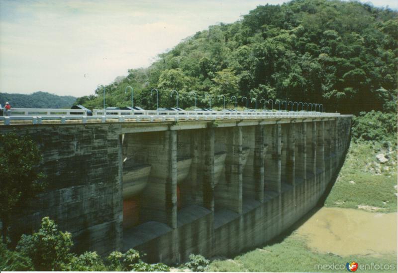 Compuertas de la presa Miguel Alemán. Temascal, Oaxaca