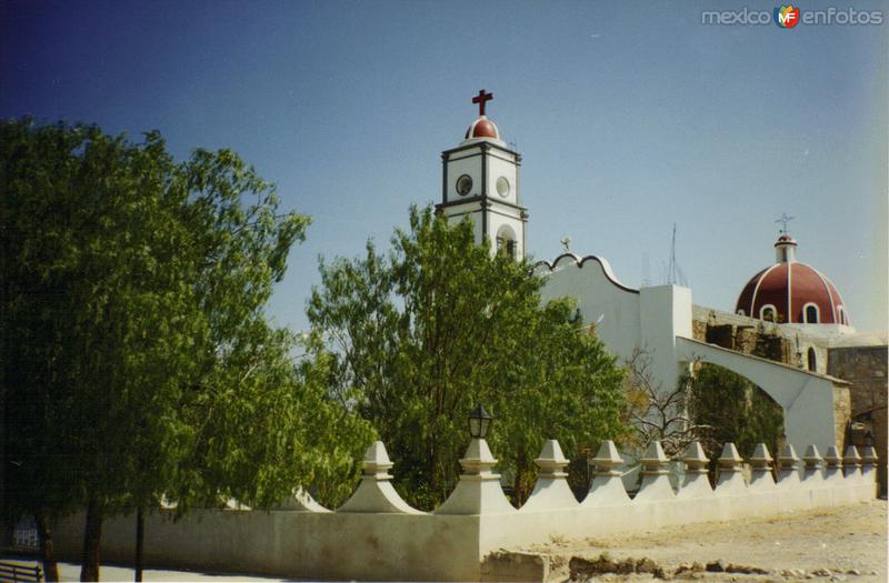 Atrio y parroquia de la comunidad de San Pedro Tetitlán, Puebla