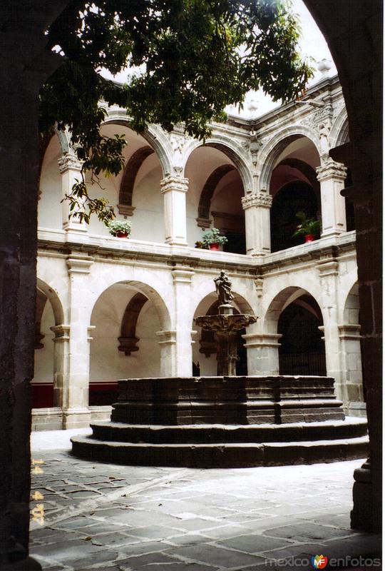 Claustro del Ex-Convento de San Francisco. Siglo XVII. Acámbaro, Guanajuato