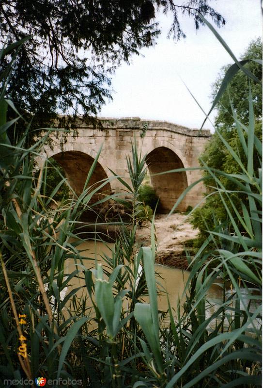Puente colonial sobre el Río Lerma. Acámbaro, Guanajuato