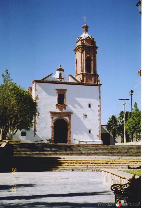Parroquia de Guadalupe con su torre de cantera rosa. Real de Asientos, Aguascalientes