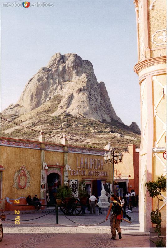 Centro de Bernal, Querétaro con la Peña al fondo.