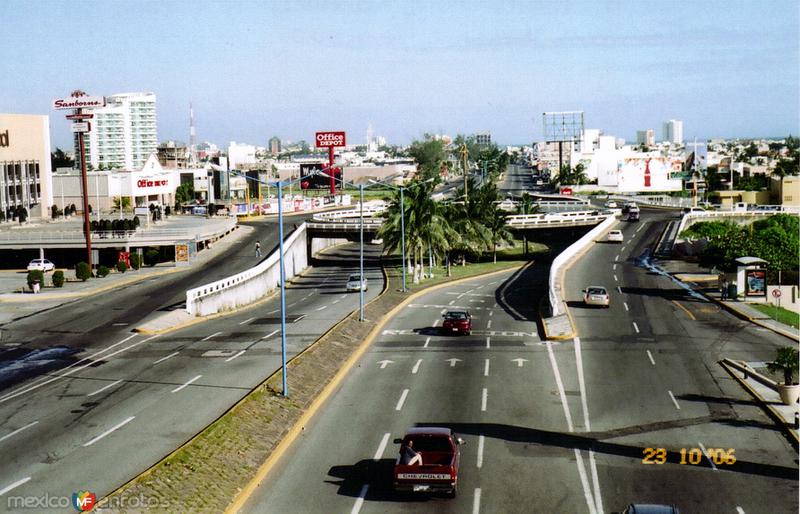 Distribuidor víal en el Blvd. Adolfo Ruíz Cortines y Manuel Avila Camacho. Boca del Río, Veracruz