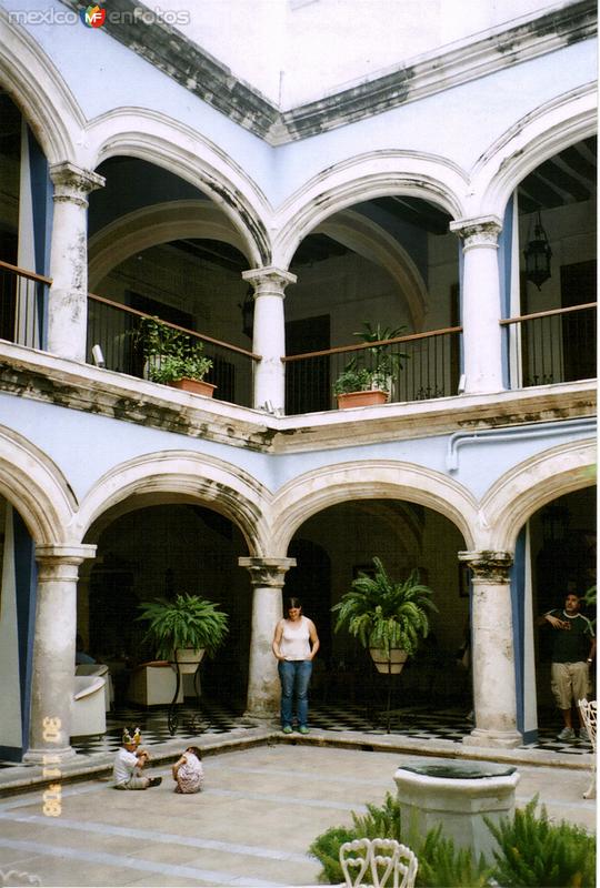 Patio de una casona colonial, hoy The Italian Coffee Company. Campeche, Campeche