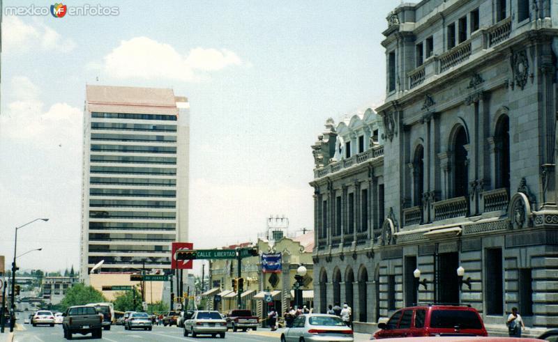 Rascacielos y edificio antigüo en el centro de la ciudad de Chihuahua, Chihuahua