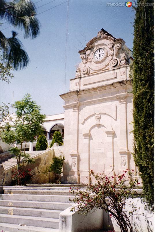 Reloj colonial en el zócalo de San Juán Bautista Coixtlahuaca, Oaxaca