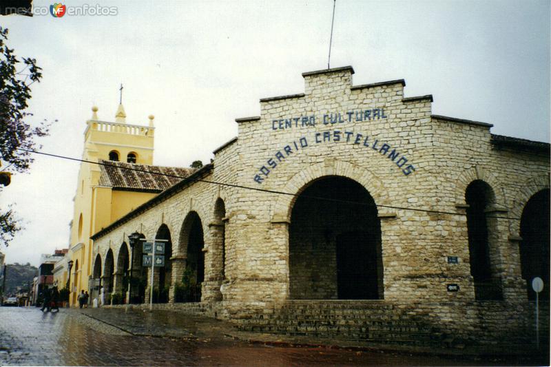 Centro Cultural Rosario Castellanos y templo de Santo Domingo de Guzmán siglo XVI. Comitán, Chiapas