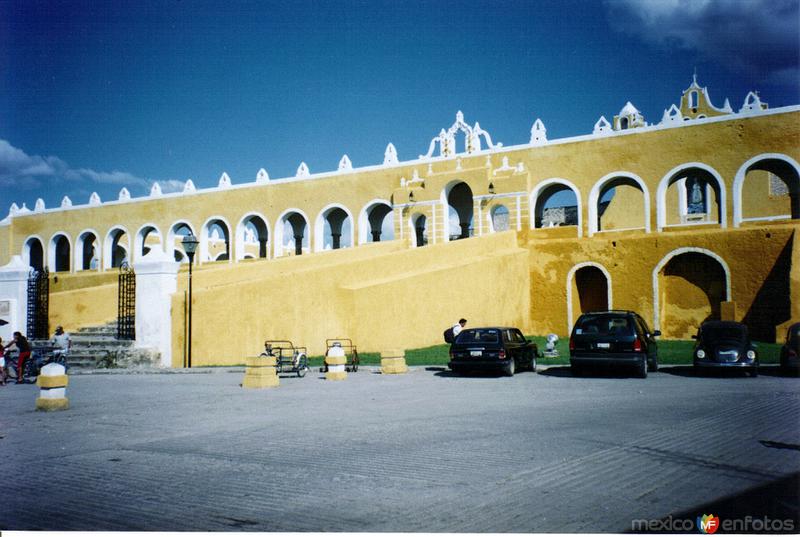 Fotos de Izamal, Yucatán, México: Barda atrial del ex-convento de San Antonio de Padua, siglo XVII. Izamal, Yucatán