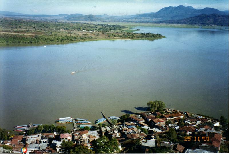 Embarcadero en el lago de Pátzcuaro. Janitzio, Michoacán