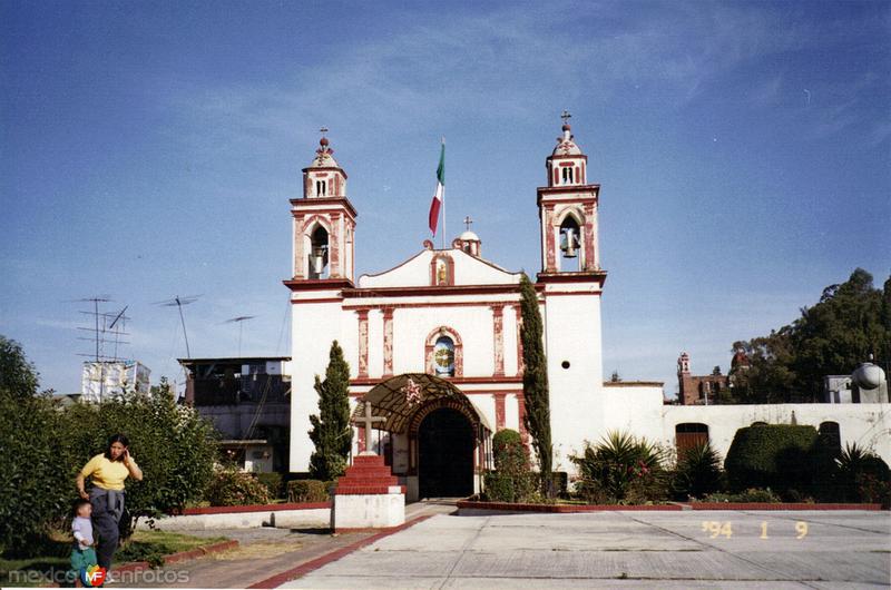 Templo en el centro de Metepec, a la derecha la iglesia del Calvario. Edo. de México