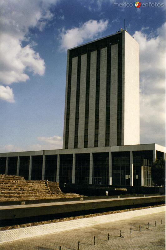 Edificio de Relaciones Exteriores y zona arqueológica de Tlatelolco. México, DF