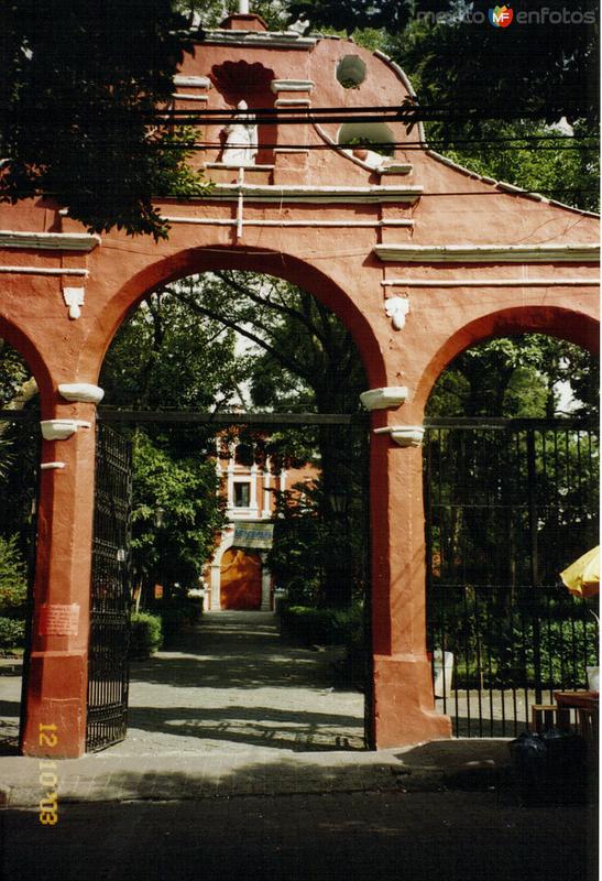 Arco y atrio de la parroquia de Tlalpan. Distrito Federal