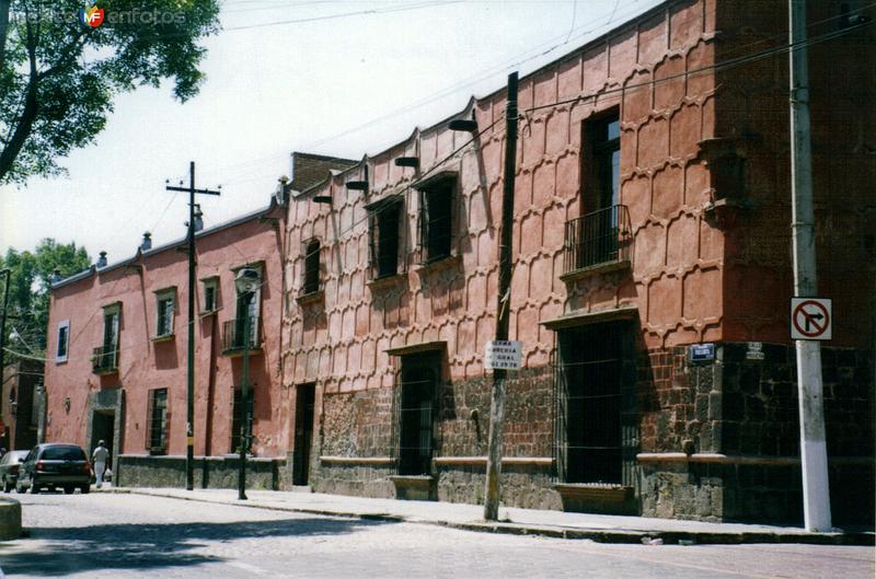 Casonas antigüas en la plaza de la Conchita. Coyoacan, Distrito Federal