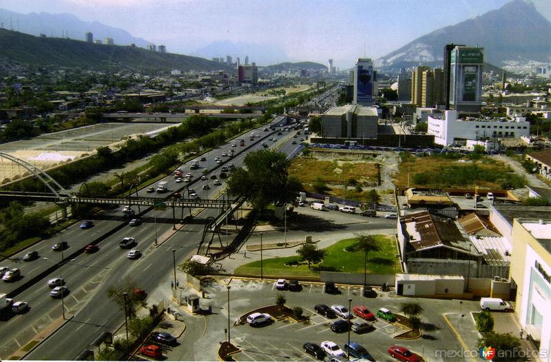 Av. Constitución y Río Santa Catarina. Monterrey, Nuevo León