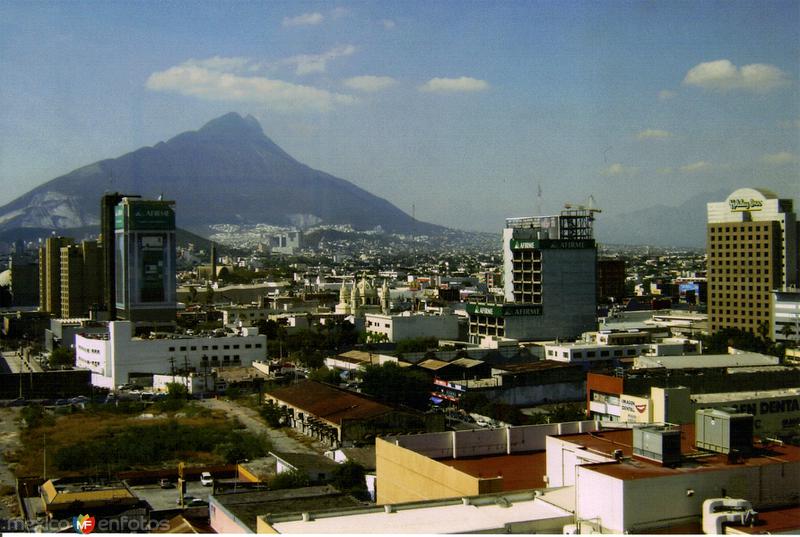 Zona centro de la Ciudad de Monterrey desde el Hotel Crown Plaza. Estado de Nuevo León