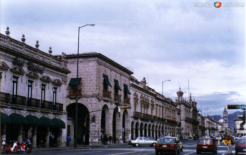 Portales sobre la Av. Francisco I. Madero. Morelia, Michoacán