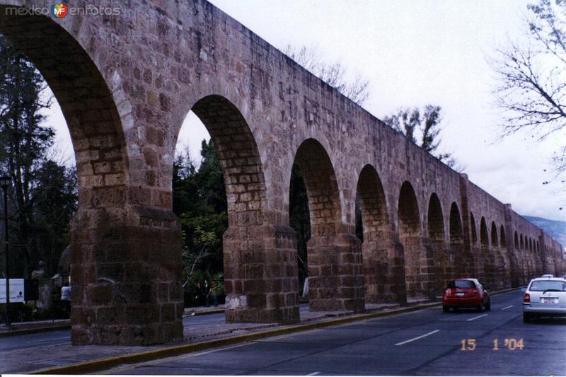 Acueducto colonial del siglo XVIII. Morelia, Michoacán