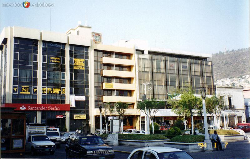 Edificios modernos en la plaza central de Pachuca, Hidalgo