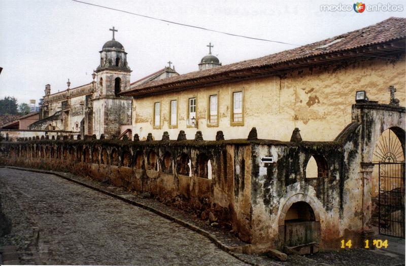 Barda atrial del templo del siglo XVI. Pátzcuaro, Michoacán