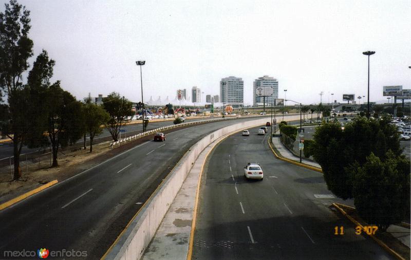 Blvd. Atlixcayotl y rascacielos en la zona de Angelopolis. Puebla, Puebla