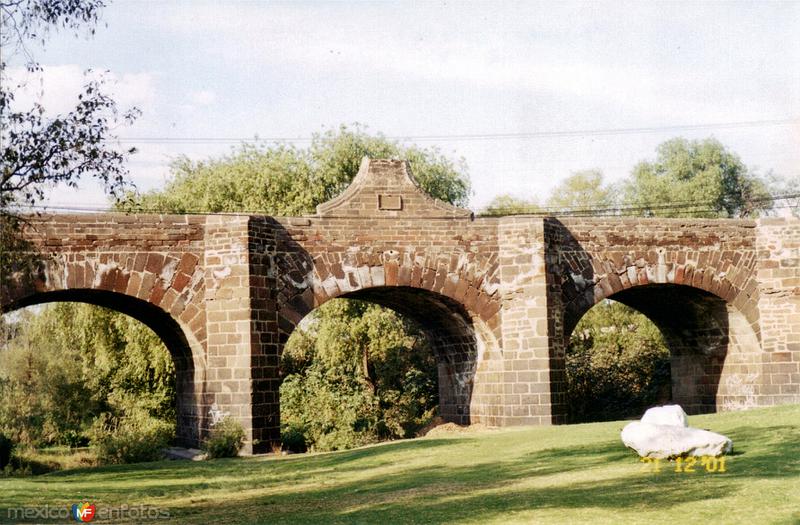 Puente colonial sobre el Río San Juán. San Juán del Río, Querétaro