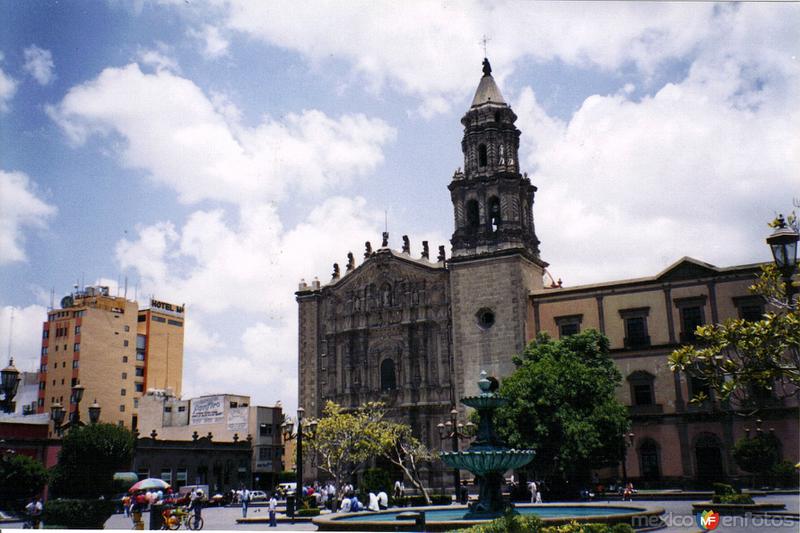 Plaza y templo del Carmen de estilo barroco. San Luis Potosí, SLP