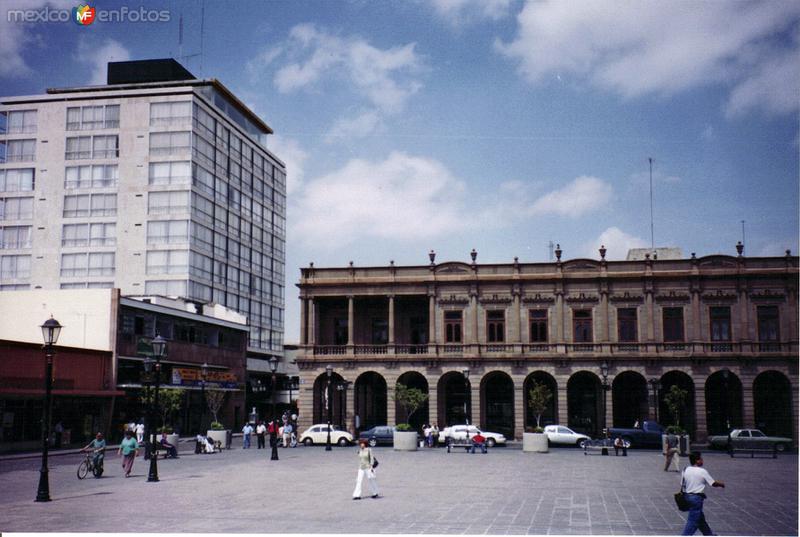 Arquitectura colonial y edifico moderno en el centro de San Luis Potosí, SLP