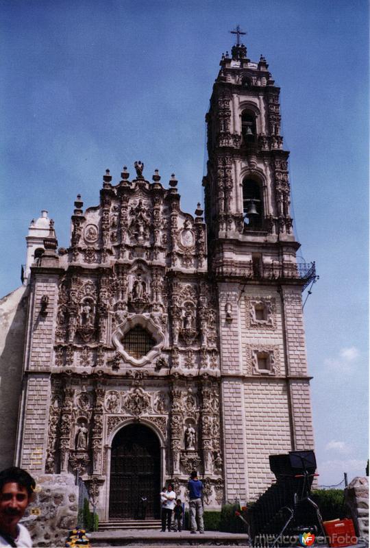 De estilo churrigueresco el templo de San Francisco Javier, siglo XVII. Tepotzotlán, Edo. de México