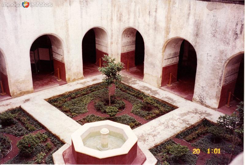 Fuente y claustro del ex-convento dominico de la Natividad, siglo XVI. Tepoztlán, Morelos