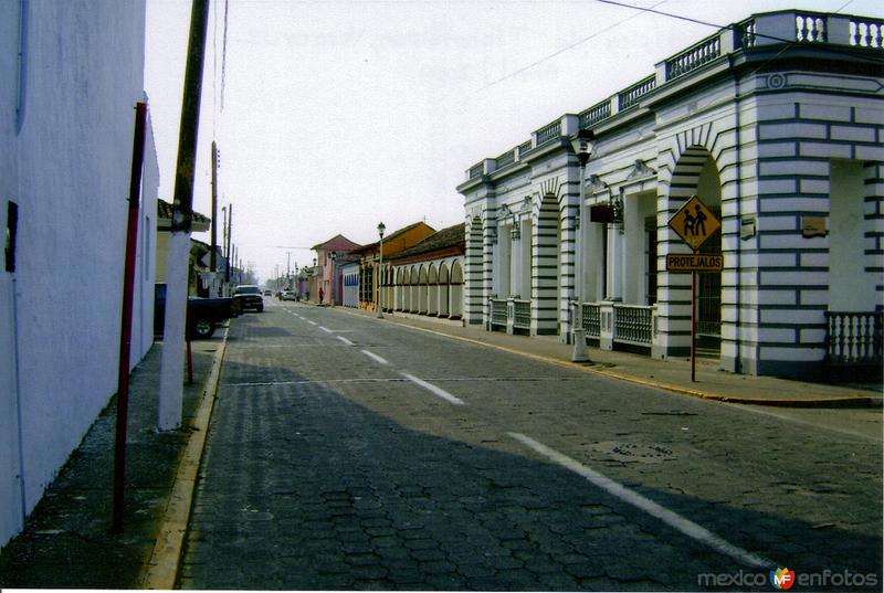 Calle típica con portales en el centro de Tlacotalpan, Veracruz