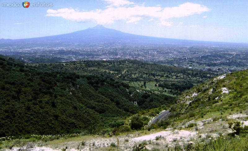 Panorámica de la ciudad de Tlaxcala con el volcán "La Malintzin"