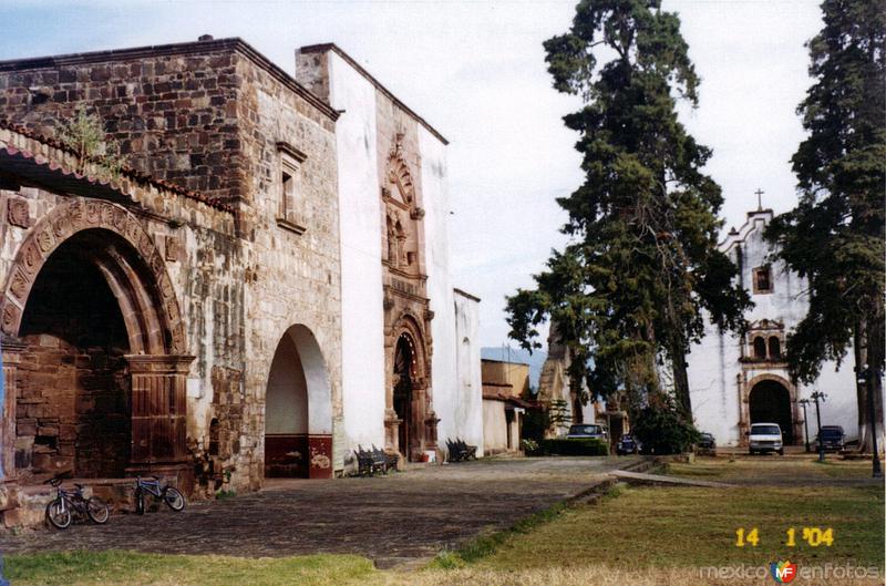 Ex-convento de San Francisco con su capilla abierta, siglo XVI. Tzintzuntzan, Michoacán