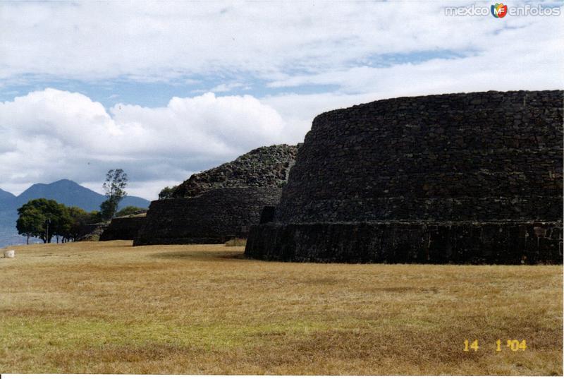 "Yácatas" en la zona arqueológica de Tzintzuntzan, Michoacán