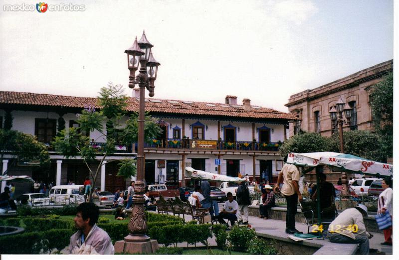Zócalo y arquitectura típica de Valle de Bravo, Edo. de México