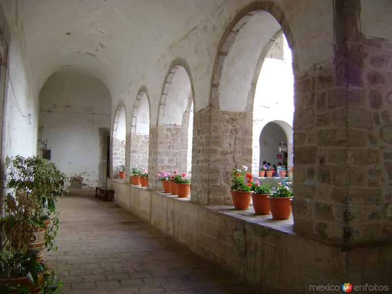 Pasillo del claustro bajo del ex-convento de San Miguel. Acatlán, Hidalgo