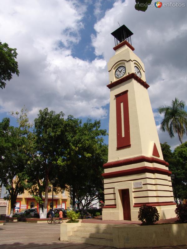 Reloj en la plaza principal