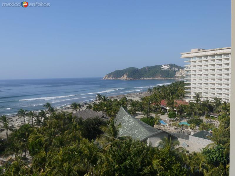 Playa Revolcadero y Punta Diamante desde el Hotel Fairmont Acapulco Princess.