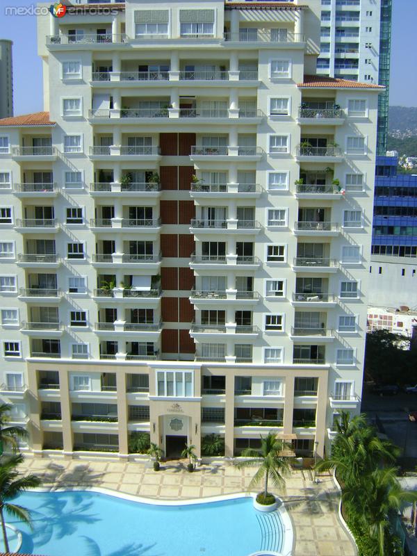 Condominios de lujo en la zona Dorada de Acapulco, Gro.