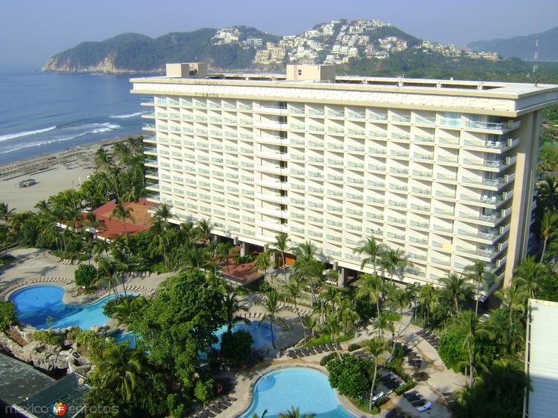 Albercas del Hotel Pierre Marqués y al fondo Punta Diamante. Acapulco, Gro