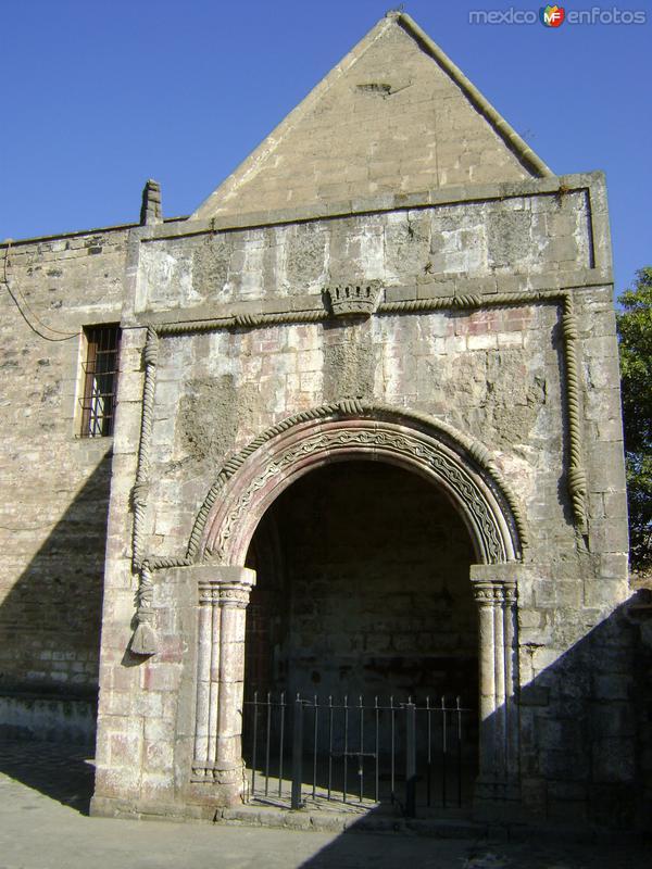 Capilla posa con relieves del escudo franciscano, siglo XVI. Huejotzingo, Puebla