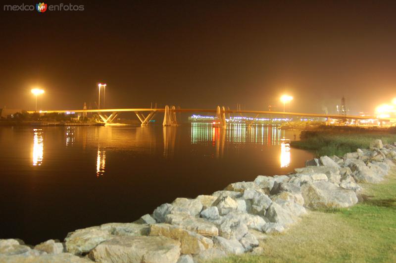 vista nocturna del puente elevadizo