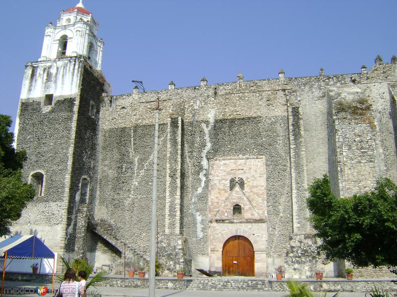 Vista lateral del ex-convento tipo fortaleza del siglo XVI. Tlaquiltenango, Morelos.