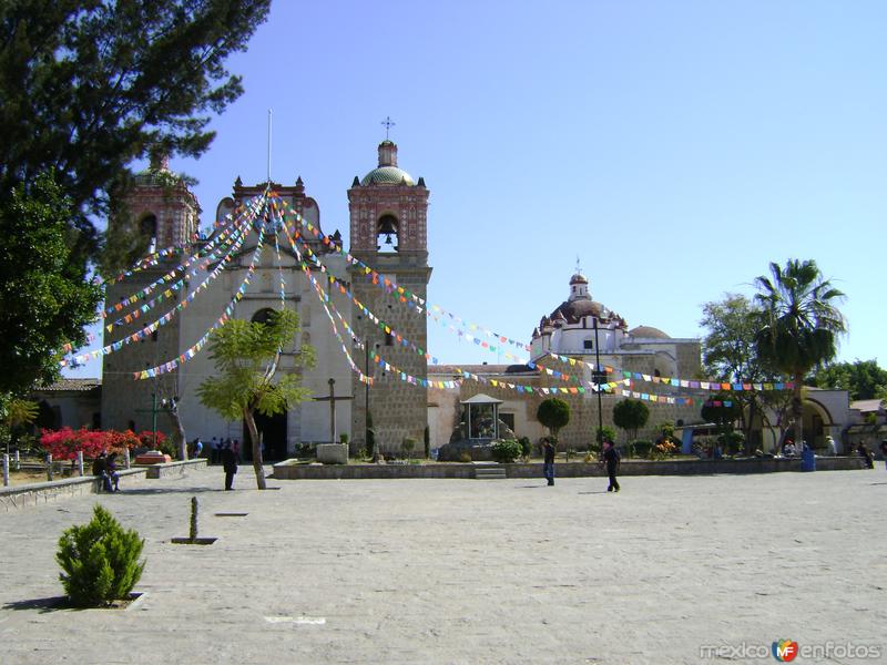 Atrio y templo de la Asunción del siglo XVII. Tlacolula de Matamoros, Oaxaca