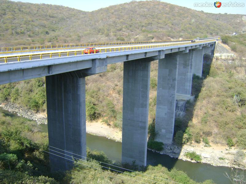 Puente sobre el Río Amacuzac en la autopista del Sol. Pueblo Viejo, Morelos