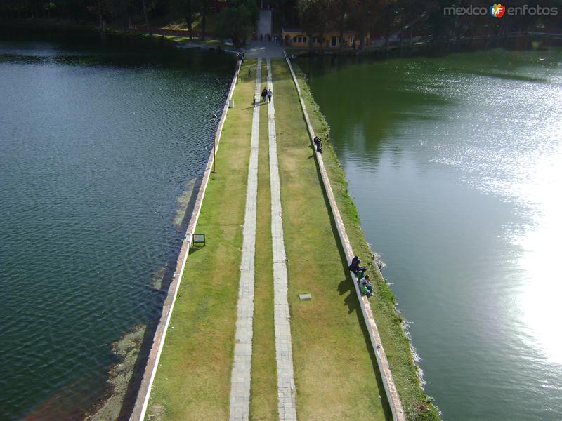 Calzada hacia el castillo enmedio de dos lagos. Ex-hacienda de Chautla, Puebla