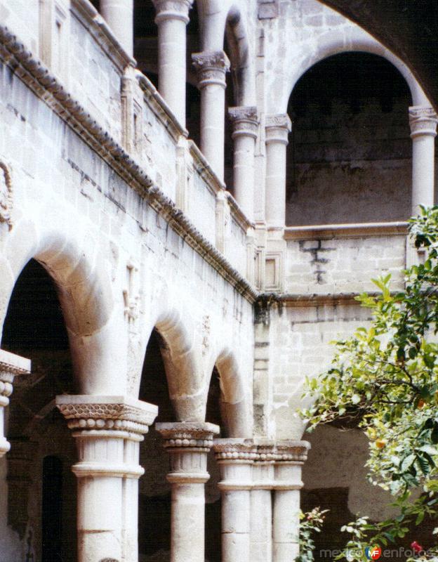 Arcos del primer claustro del ex-convento de Acolman, México. 2004