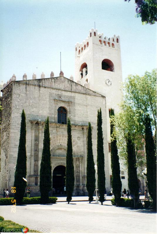 Fachada de piedra labrada de estilo plateresco. Ex-convento de Actopan, Hgo. 2002