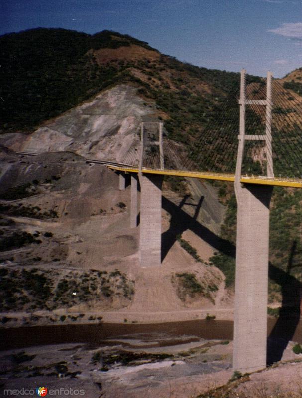Puente colgante "Solidaridad" sobre el Río Mezcala. Analco, Gro. 1997