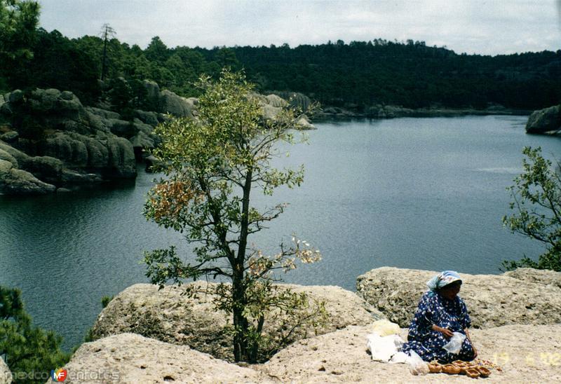 Indígena Tarahumara en el Lago de Arareco, Chihuahua. 2002